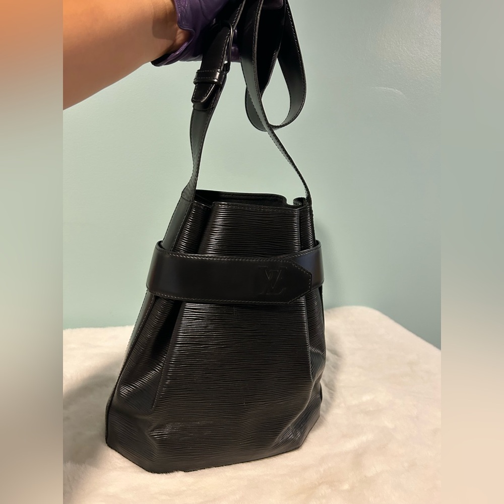 Louis Vuitton Sac Depaule PM in Epi Black Great Condition